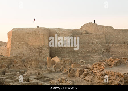 Crépuscule à l'recontructed le Fort de Bahreïn près de Manama, Bahreïn à Seef Banque D'Images