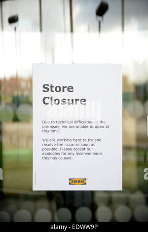 10 janvier 2015 Ikea dans Ashton Sous Lyne a été fermée en raison de dégâts causés par les vents violents qui sévissent dans la région. Banque D'Images