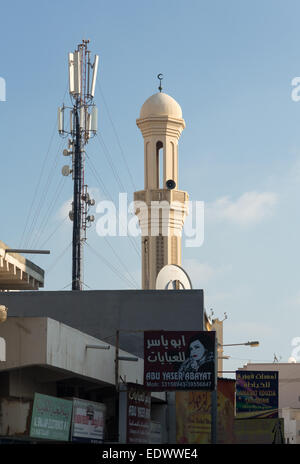 Ancien et nouveau avec minaret et tour de téléphonie cellulaire à Al Muharraq, Bahrain, Moyen-Orient Banque D'Images