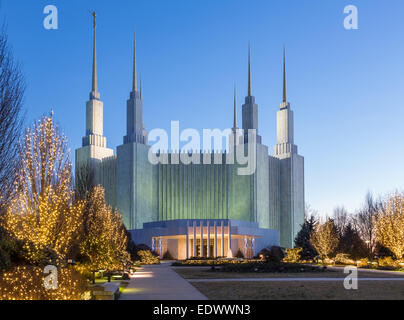 Les lumières de Noël à Washington DC d'un temple ou d'Église de Jésus-Christ des Saints des Derniers Jours dans la région de Kensington, Maryland, USA Banque D'Images