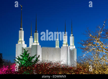 Les lumières de Noël à Washington DC d'un temple ou d'Église de Jésus-Christ des Saints des Derniers Jours dans la région de Kensington, Maryland, USA Banque D'Images