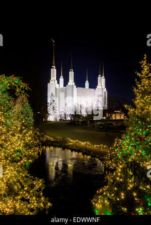 Les lumières de Noël à Washington DC d'un temple ou d'Église de Jésus-Christ des Saints des Derniers Jours dans la région de Kensington, Maryland, USA Banque D'Images