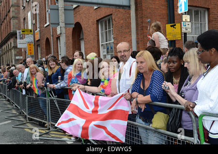 Les badauds tenir un drapeau de l'Union gay rose au Manchester Gay Pride Parade. Banque D'Images