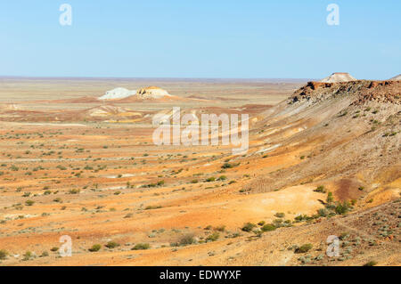 Les échappées sont un désert semi-aride faite de mesas et collines érodées, près de Coober Pedy, Australie du Sud, SA, Australie Banque D'Images