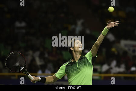 Chennai, Inde. 10 janvier, 2015. Aljaz Bedene de Slovénie sert à Roberto Bautista Agut d'Espagne lors de la demi-finale des célibataires d'ATP Chennai Open de Chennai, Inde, 10 janvier 2015. Bedene a remporté le match 3-6, 6-3, 7-6 pour accéder à la finale. © Stringer/Xinhua/Alamy Live News Banque D'Images