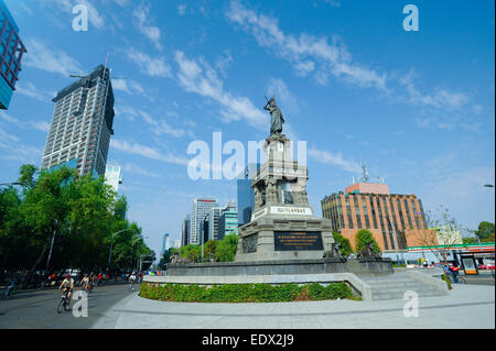 Monument à Cuauhtémoc statue sur le Paseo de la Reforma, Mexico, Mexique. Les Mexicas règle (tlatoani) de Tenochtitlan. Banque D'Images