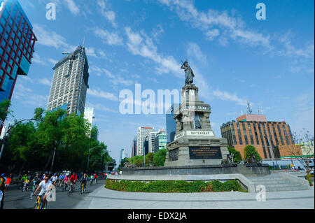 Monument à Cuauhtémoc statue sur le Paseo de la Reforma, Mexico, Mexique. Les Mexicas règle (tlatoani) de Tenochtitlan. Banque D'Images