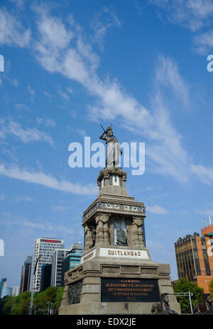 Monument à Cuauhtémoc statue sur le Paseo de la Reforma, Mexico, Mexique. Les Mexicas règle (tlatoani) de Tenochtitlan. Banque D'Images