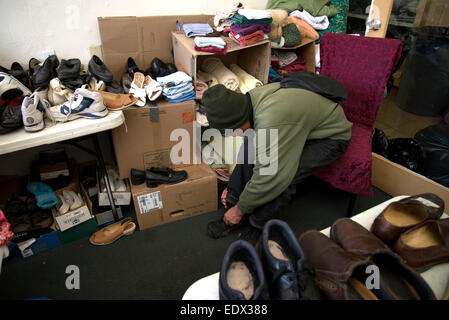 Tucson, Arizona, USA. 10 janvier, 2015. Anciens combattants militaires américains sans-abri reçoivent des soins médicaux, des vêtements et de toilettage à la 16e position vers le bas deux fois par an un événement organisé par les anciens combattants Anciens combattants de Tucson. Le département américain du logement et du développement urbain a estimé en janvier 2014 que 49 933 militaires américains sont des anciens combattants sans abri. Credit : Norma Jean Gargasz/Alamy Live News Banque D'Images