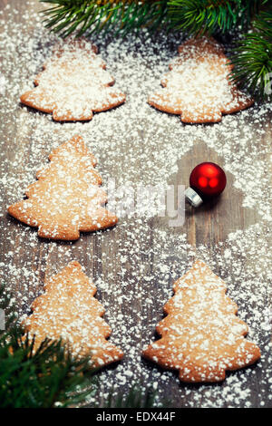 Les biscuits de Noël avec glaçage blanc Banque D'Images