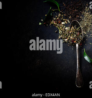 Composition thé cuillère à l'ancienne sur fond sombre Banque D'Images