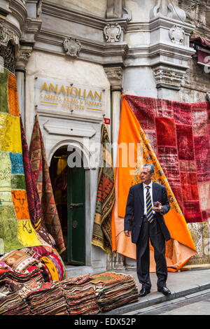 Un magasin de tapis turcs au Grand Bazar à Sultanahmet, Istanbul, Turquie, en Eurasie. Banque D'Images