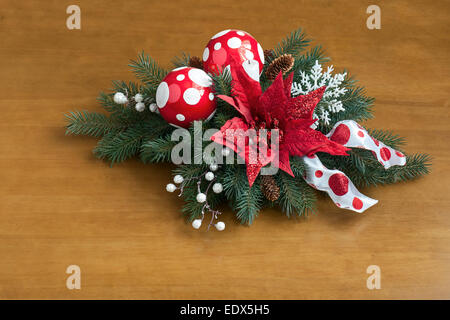 Composition de Noël étoile avec des branches d'épinette sur fond de bois. Libre. Banque D'Images