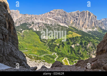 La haute vallée Badia et route pour passer de la vallée Gardena Setus, Alto Adige, Italie Banque D'Images