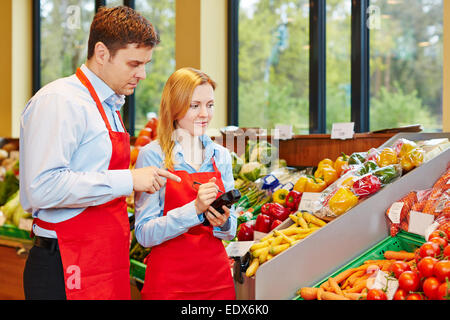 Jeune femme faisant l'apprentissage au supermarché obtenez de l'aide de store manager Banque D'Images