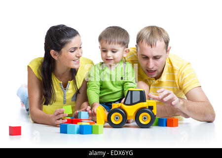 Kid avec ses parents jouer blocs de construction jouets Banque D'Images