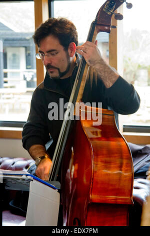 Ipswich, Suffolk, UK. 10 janvier 2015. Musiciens divertir les invités comme ils jouissent d'un week-end le petit-déjeuner avec des concerts de jazz pendant le petit-déjeuner à jazz mensuel Farmer et présentatrice TV Jimmy Doherty's Jimmy's Farm Restaurant Crédit : Ronnie McMillan/Alamy Live News Banque D'Images