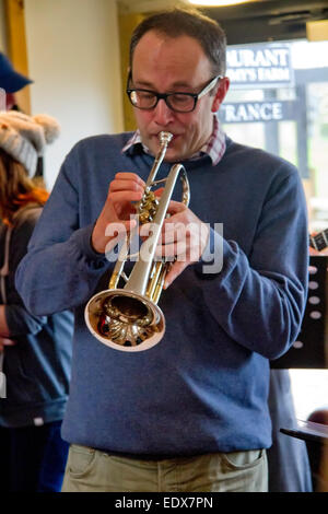 Ipswich, Suffolk, UK. 10 janvier 2015. Musiciens divertir les invités comme ils jouissent d'un week-end le petit-déjeuner avec des concerts de jazz pendant le petit-déjeuner à jazz mensuel Farmer et présentatrice TV Jimmy Doherty's Jimmy's Farm Restaurant Crédit : Ronnie McMillan/Alamy Live News Banque D'Images