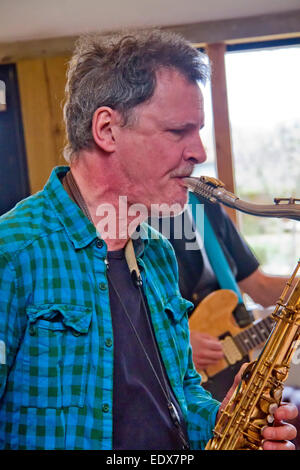 Ipswich, Suffolk, UK. 10 janvier 2015. Musiciens divertir les invités comme ils jouissent d'un week-end le petit-déjeuner avec des concerts de jazz pendant le petit-déjeuner à jazz mensuel Farmer et présentatrice TV Jimmy Doherty's Jimmy's Farm Restaurant Crédit : Ronnie McMillan/Alamy Live News Banque D'Images