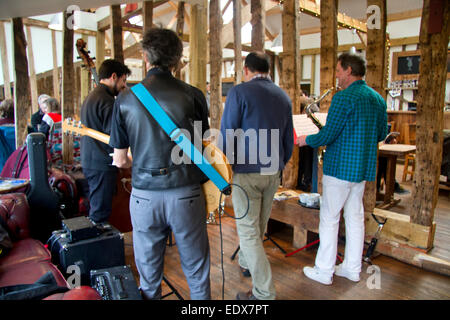 Ipswich, Suffolk, UK. 10 janvier 2015. Musiciens divertir les invités comme ils jouissent d'un week-end le petit-déjeuner avec des concerts de jazz pendant le petit-déjeuner à jazz mensuel Farmer et présentatrice TV Jimmy Doherty's Jimmy's Farm Restaurant Crédit : Ronnie McMillan/Alamy Live News Banque D'Images