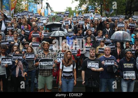 Sydney, Australie. 11 janvier 2015. Français à Sydney se sont réunis à Martin Place pour honorer les victimes de l'attaque de Charlie Hebdo par Al-Qaeda membres. Ils ont tenu des pancartes, 'liberté' et 'Je suis Charlie'. Les noms de ceux qui sont morts ont été lus et messages ont été écrit sur un mur. Sur la photo, les gens holding signs au début du rallye. Credit : Copyright photo : Richard Milnes/Alamy Live News Banque D'Images