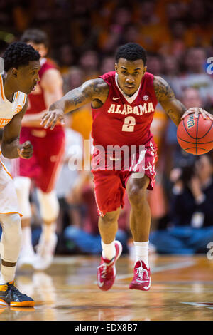 10 janvier 2015 : Ricky Tarrant # 2 de l'Alabama Crimson Tide apporte le ballon de basket-ball de NCAA du tribunal pendant le match entre les bénévoles de l'Université du Tennessee et de l'Université de l'Alabama Crimson Tide à Thompson Boling Arena de Knoxville TN Banque D'Images