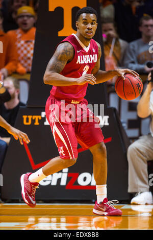 10 janvier 2015 : Ricky Tarrant # 2 de l'Alabama Crimson Tide apporte le ballon de basket-ball de NCAA du tribunal pendant le match entre les bénévoles de l'Université du Tennessee et de l'Université de l'Alabama Crimson Tide à Thompson Boling Arena de Knoxville TN Banque D'Images