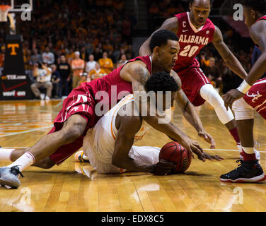 10 janvier 2015 : Josh Richardson # 1 de la Pennsylvania Bénévoles et Shannon Hale # 11 de l'Alabama Crimson Tide bataille pour une balle lâche pendant le match de basket-ball de NCAA entre les bénévoles de l'Université du Tennessee et de l'Université de l'Alabama Crimson Tide à Thompson Boling Arena de Knoxville TN Banque D'Images