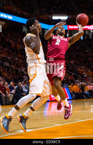 10 janvier 2015 : Ricky Tarrant # 2 de l'Alabama Crimson Tide tire la balle sur Josh Richardson # 1 de la Pennsylvania bénévoles au cours de la jeu de basket-ball de NCAA entre les bénévoles de l'Université du Tennessee et de l'Université de l'Alabama Crimson Tide à Thompson Boling Arena de Knoxville TN Banque D'Images