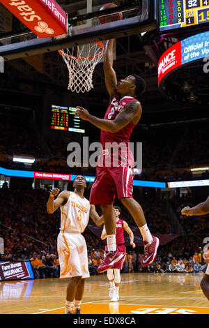 10 janvier 2015 : Ricky Tarrant # 2 de l'Alabama Crimson Tide tire la balle pendant le jeu de basket-ball de NCAA entre les bénévoles de l'Université du Tennessee et de l'Université de l'Alabama Crimson Tide à Thompson Boling Arena de Knoxville TN Banque D'Images