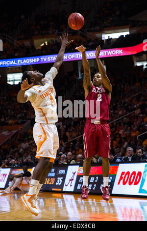 10 janvier 2015 : Ricky Tarrant # 2 de l'Alabama Crimson Tide tire la balle sur Armani Moore # 4 de la Pennsylvania bénévoles au cours de la jeu de basket-ball de NCAA entre les bénévoles de l'Université du Tennessee et de l'Université de l'Alabama Crimson Tide à Thompson Boling Arena de Knoxville TN Banque D'Images