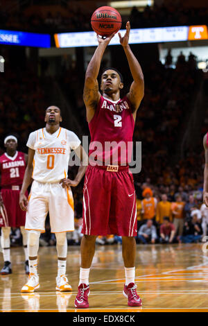 10 janvier 2015 : Ricky Tarrant # 2 de l'Alabama Crimson Tide tire un coup franc pendant le match de basket-ball de NCAA entre les bénévoles de l'Université du Tennessee et de l'Université de l'Alabama Crimson Tide à Thompson Boling Arena de Knoxville TN Banque D'Images