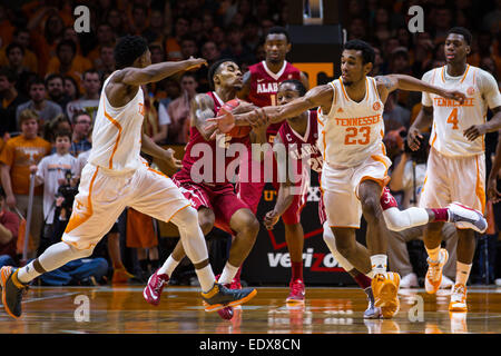 10 janvier 2015 : Derek Reese # 23 de la Pennsylvania Bénévoles et Ricky Tarrant # 2 de l'Alabama Crimson Tide bataille pour une balle lâche pendant le match de basket-ball de NCAA entre les bénévoles de l'Université du Tennessee et de l'Université de l'Alabama Crimson Tide à Thompson Boling Arena de Knoxville TN Banque D'Images