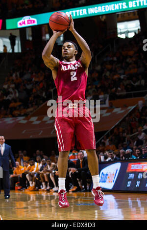 10 janvier 2015 : Ricky Tarrant # 2 de l'Alabama Crimson Tide tire la balle pendant le jeu de basket-ball de NCAA entre les bénévoles de l'Université du Tennessee et de l'Université de l'Alabama Crimson Tide à Thompson Boling Arena de Knoxville TN Banque D'Images