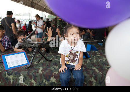 Bangkok, Thaïlande. 10 janvier, 2015. Les enfants jouent avec des armes au cours de la Journée de l'enfance dans la grande masse à la 2e Division de cavalerie au siège de Sanam Pao, Bangkok Thaïlande le Samedi 10/01/2015. Credit : Remote-software/Alamy Live News Banque D'Images