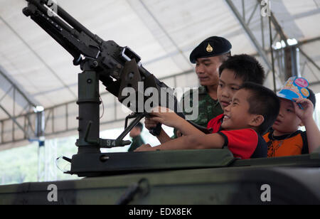 Bangkok, Thaïlande. 10 janvier, 2015. Les enfants jouent avec des armes au cours de la Journée de l'enfance dans la grande masse à la 2e Division de cavalerie au siège de Sanam Pao, Bangkok Thaïlande le Samedi 10/01/2015. Credit : Remote-software/Alamy Live News Banque D'Images