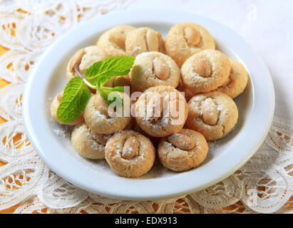 Macarons aux amandes sur une plaque Banque D'Images