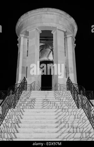 Photographie noir et blanc photographie de nuit le Siege Bell Memorial à l'embouchure pour le grand port de Malte La Valette Banque D'Images