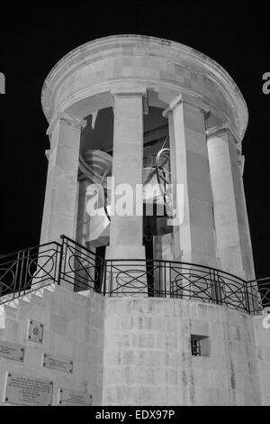 Photographie noir et blanc photographie de nuit le Siege Bell Memorial à l'embouchure pour le grand port de Malte La Valette Banque D'Images