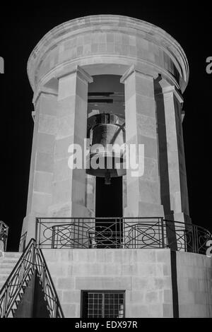 Photographie noir et blanc photographie de nuit le Siege Bell Memorial à l'embouchure pour le grand port de Malte La Valette Banque D'Images