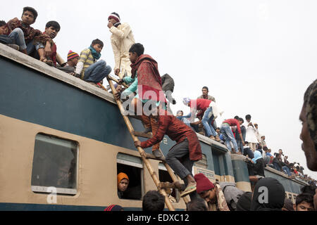 Près de Dhaka, Bangladesh. Jan 11, 2015. Les dévots musulmans du Bangladesh accueil retour dans un train bondé après la congrégation des Musulmans, ou Biswa Ijtema, dans la banlieue de Dhaka, Bangladesh © Suvra Kanti Das/ZUMA/ZUMAPRESS.com/Alamy fil Live News Banque D'Images