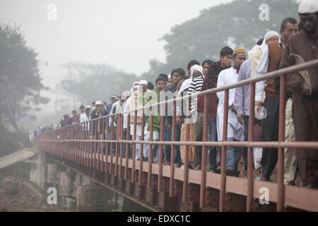 Près de Dhaka, Bangladesh. Jan 11, 2015. Les dévots musulmans du Bangladesh retour à la maison après la congrégation des Musulmans, ou Biswa Ijtema, dans la banlieue de Dhaka, Bangladesh © Suvra Kanti Das/ZUMA/ZUMAPRESS.com/Alamy fil Live News Banque D'Images