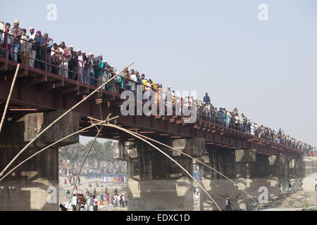 Près de Dhaka, Bangladesh. Jan 11, 2015. Les dévots musulmans du Bangladesh retour à la maison après la congrégation des Musulmans, ou Biswa Ijtema, dans la banlieue de Dhaka, Bangladesh © Suvra Kanti Das/ZUMA/ZUMAPRESS.com/Alamy fil Live News Banque D'Images