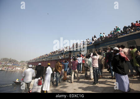 Près de Dhaka, Bangladesh. Jan 11, 2015. Les dévots musulmans du Bangladesh accueil retour dans un train bondé après la congrégation des Musulmans, ou Biswa Ijtema, dans la banlieue de Dhaka, Bangladesh © Suvra Kanti Das/ZUMA/ZUMAPRESS.com/Alamy fil Live News Banque D'Images