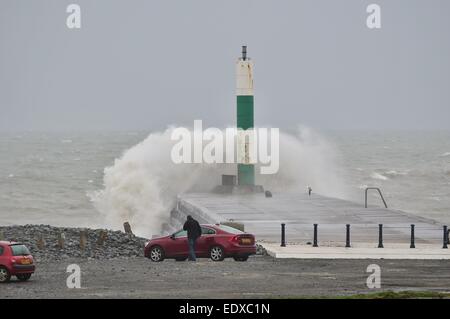 Aberystwyth, Pays de Galles, Royaume-Uni. 11 janvier, 2015. Météo France : pour une troisième journée consécutive, des vents violents et de fortes marées apporter vagues se briser dans la mer mur à Aberystwyth, sur la côte ouest du pays de Galles UK . Vent plus sévères devraient balayer dans plus de l'UK dans les prochains jours, menée à travers l'Atlantique par avion à réaction rapide d'eau dans la haute atmosphère Photo keith morris / Alamy live news Banque D'Images