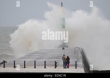 Aberystwyth, Pays de Galles, Royaume-Uni. 11 janvier, 2015. Météo France : pour une troisième journée consécutive, des vents violents et de fortes marées apporter vagues se briser dans la mer mur à Aberystwyth, sur la côte ouest du pays de Galles UK . Vent plus sévères devraient balayer dans plus de l'UK dans les prochains jours, menée à travers l'Atlantique par avion à réaction rapide d'eau dans la haute atmosphère Photo keith morris / Alamy live news Banque D'Images