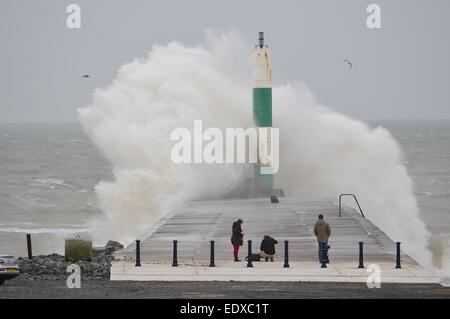 Aberystwyth, Pays de Galles, Royaume-Uni. 11 janvier, 2015. Météo France : pour une troisième journée consécutive, des vents violents et de fortes marées apporter vagues se briser dans la mer mur à Aberystwyth, sur la côte ouest du pays de Galles UK . Vent plus sévères devraient balayer dans plus de l'UK dans les prochains jours, menée à travers l'Atlantique par avion à réaction rapide d'eau dans la haute atmosphère Photo keith morris / Alamy live news Banque D'Images