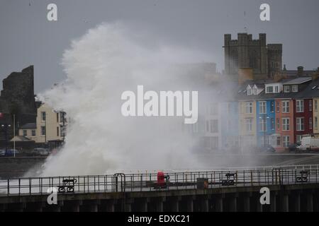 Aberystwyth, Pays de Galles, Royaume-Uni. 11 janvier, 2015. Météo France : pour une troisième journée consécutive, des vents violents et de fortes marées apporter vagues se briser dans la mer mur à Aberystwyth, sur la côte ouest du pays de Galles UK . Vent plus sévères devraient balayer dans plus de l'UK dans les prochains jours, menée à travers l'Atlantique par avion à réaction rapide d'eau dans la haute atmosphère Photo keith morris / Alamy live news Banque D'Images