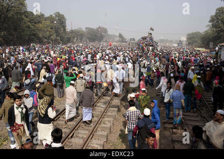 Près de Dhaka, Bangladesh. Jan 11, 2015. Les dévots musulmans du Bangladesh accueil retour dans un train bondé après la congrégation des Musulmans, ou Biswa Ijtema, dans la banlieue de Dhaka, Bangladesh © Suvra Kanti Das/ZUMA/ZUMAPRESS.com/Alamy fil Live News Banque D'Images