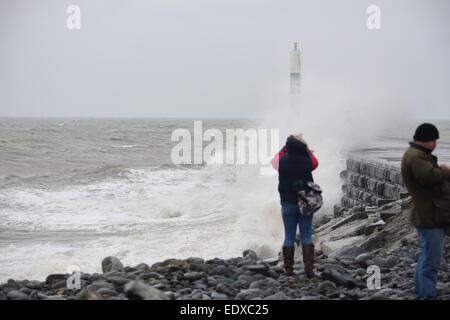 Aberystwyth, Pays de Galles, Royaume-Uni. 11 janvier, 2015. Météo France : pour une troisième journée consécutive, des vents violents et de fortes marées apporter vagues se briser dans la mer mur à Aberystwyth, sur la côte ouest du pays de Galles UK . Vent plus sévères devraient balayer dans plus de l'UK dans les prochains jours, menée à travers l'Atlantique par avion à réaction rapide d'eau dans la haute atmosphère Photo keith morris / Alamy live news Banque D'Images